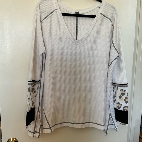 We The Free Living Leopard V-Neck Long Sleeve Thermal in Size Small - Picture 4 of 9